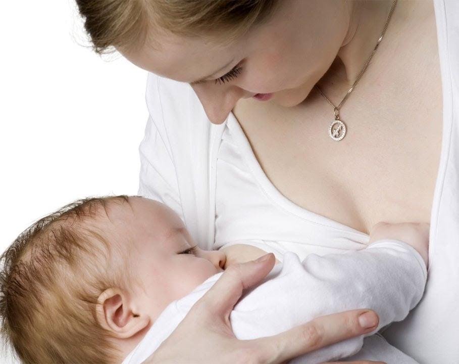 Cách chăm sóc trẻ sơ sinh khi cho trẻ bú