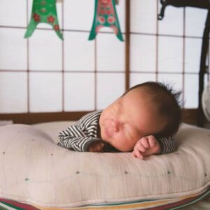 Gợi ý 3 phương pháp gấp khăn thành gối cho trẻ sơ sinh để bé ngủ ngon hơn