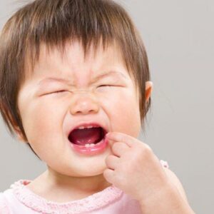 Phân biệt nanh sữa và mọc răng ở trẻ em
